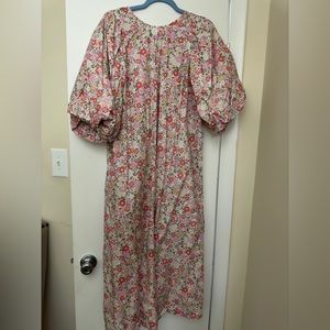 It balloon sleeves maxi dress with slit on the side, light weight material.